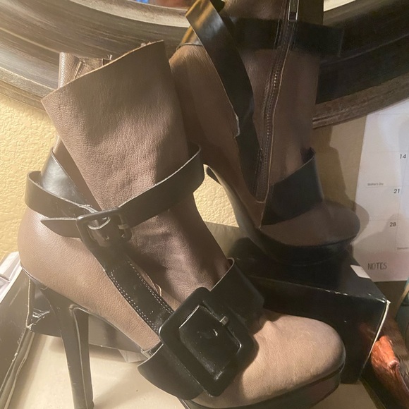 Boot - Picture 5 of 5